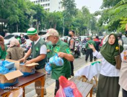 Semarak Ramadhan, PW Muslimat, DPW PBB Jatim, dan DPC Kota Surabaya Bagi-bagi Takjil