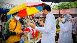 Presiden Jokowi Bagikan BLT di Pasar Angso Duo Jambi